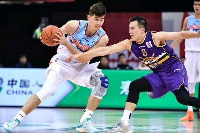 邵兵、陈坤、富大龙三位男演员都在31岁的年纪就拿下华表奖优秀男演员殊荣，并列最年轻获奖者。