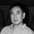 剧照中许光汉梳着背头，虽然脸上也挂着笑容，但却透露着诡异，喝着果汁举枪的画面一展反差感演技，令人不寒而栗！